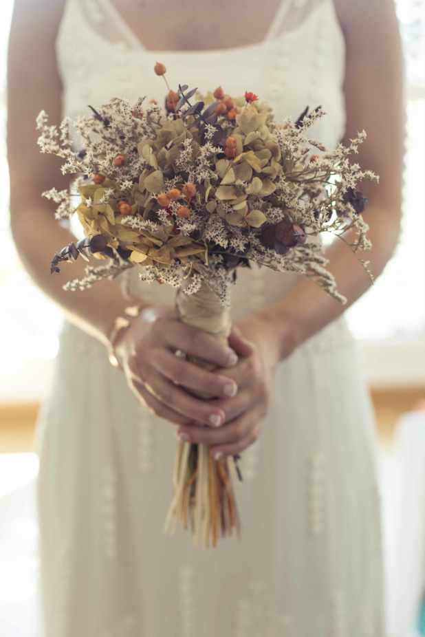 Eguzki con vestido de novia, corona y ramo NOVELLE. Foto: Iker Franco- Pelu/maqueillaje: Littas